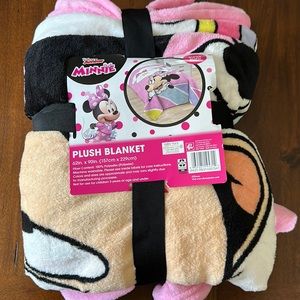 NWT- plush Minnie Mouse Blanket